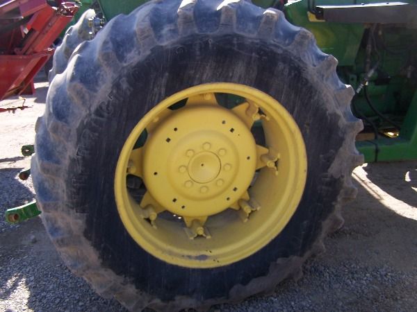 JOHN DEERE 2350 4x4 w/ 245 S.L. Loader V-Nice tract - 6