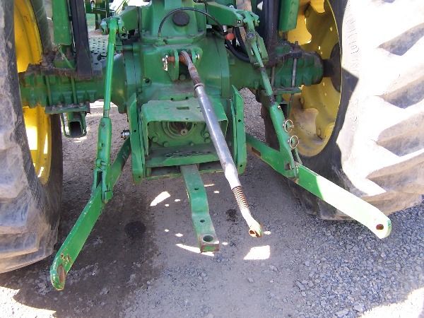 JOHN DEERE 2350 4x4 w/ 245 S.L. Loader V-Nice tract - 8