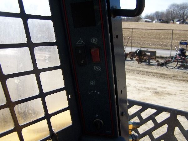 GEHL 7600 Skid Steer loader Like new bigger than Bo - 10