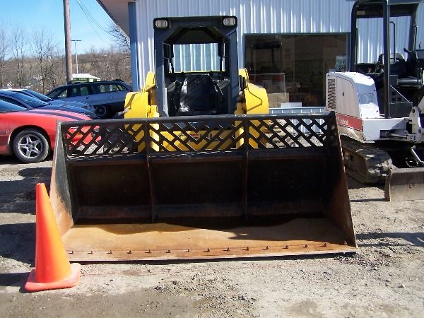 GEHL 7600 Skid Steer loader Like new bigger than Bo - 2