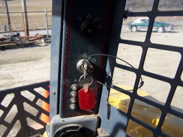 GEHL 7600 Skid Steer loader Like new bigger than Bo - 9