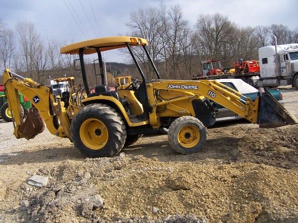 JOHN DEERE 110 Tractor Loader Backhoe 900 hours