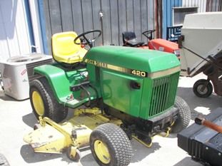 John Deere 420 L&G Tractor w/ 60" Mower Deck: JD 420 L&G Tractor w/ 60" Mower Deck, Hi-Lo Hydrostatic Transmission, shows 2624 hours, Ser # Moo420x285406, Power Steering, and 3 remotes. Runs and drives ok. Average older mower. Lot # 18139