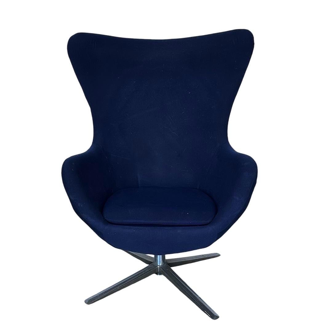 Style Arne Jacobson “Egg” Chair, 1960s: Style Arne Jacobson “Egg” Chair, 1960s.Measures 40” tall 30” wide 26” deep seat height 15” depth 17”PLEASE BE ADVISED, THE JOLIET WAREHOUSE MUST BE VACATED BY MAR