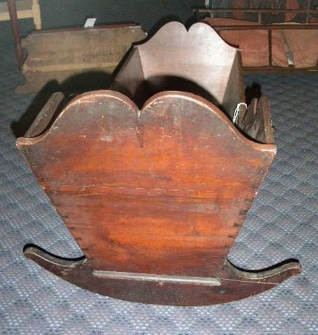 Cherry cradle, c.1840, oxbow top and hand doveta - 6
