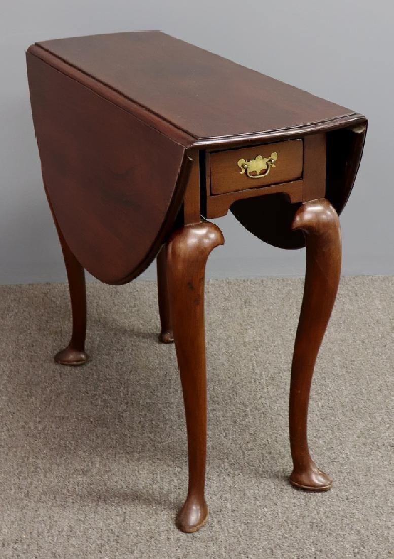 Anglo-Irish Queen Anne Mahogany Drop Leaf Table: Anglo-Irish Queen Anne mahogany drop leaf table, 28"h x 32"l