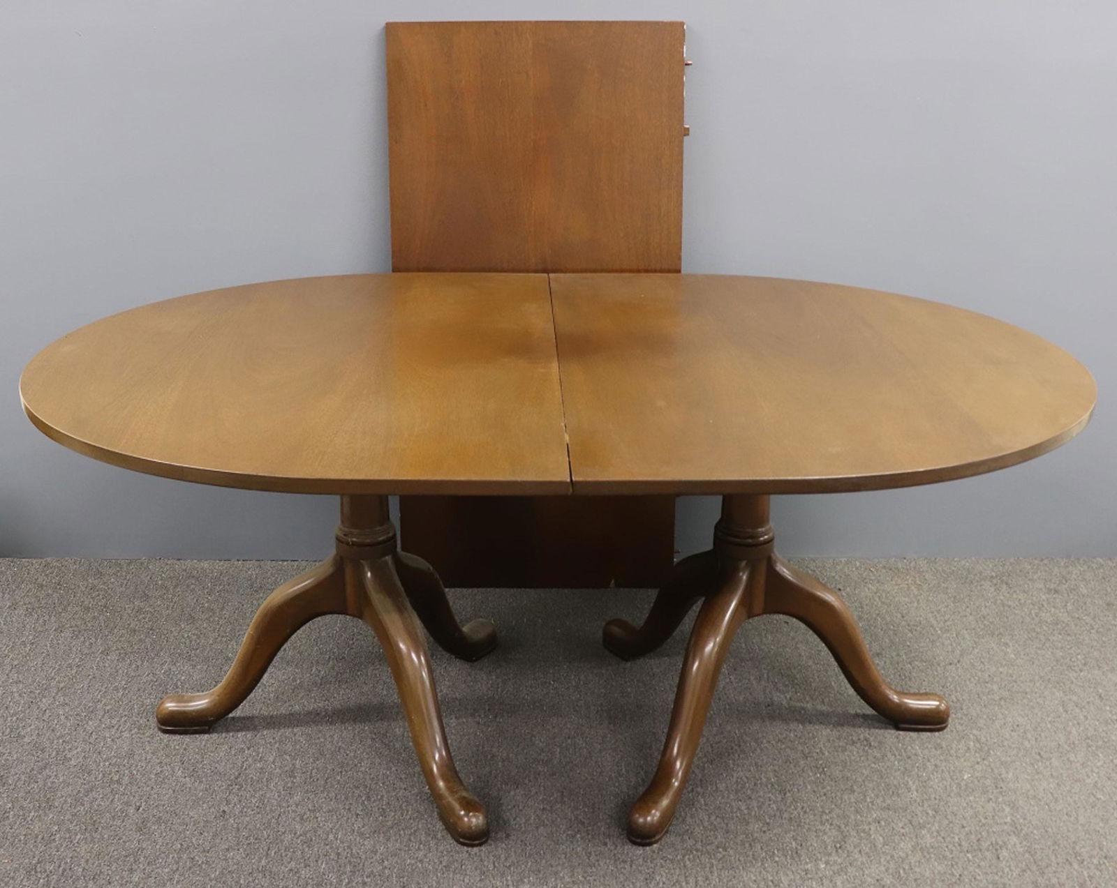 Kittinger Queen Anne Style Mahogany Banquet Table: Kittinger Queen Anne style mahogany banquet table, 28 1/2"h x 48"w x 91"l fully extended