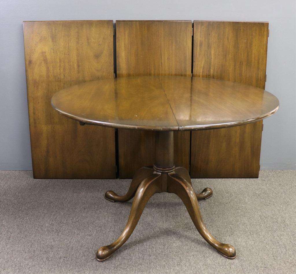 Kittinger Queen Anne Style Mahogany Dining Table: Kittinger Queen Anne style mahogany dining table with three extra leaves, 30"h x 44"dia, largest leaf 24"w, two smaller leaves 20"w