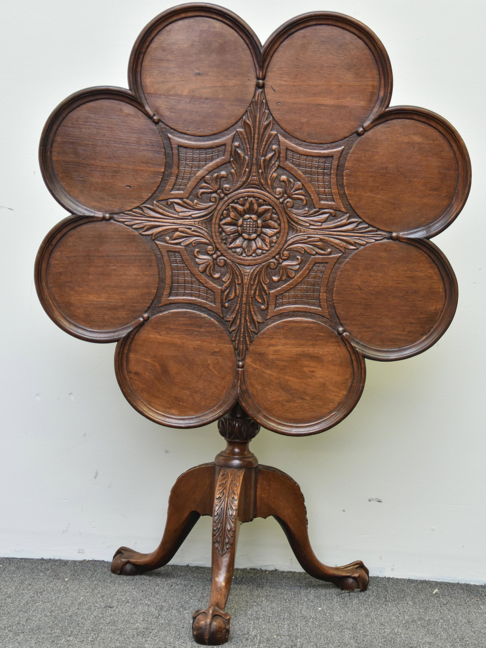 Georgian Mahogany Supper Table: Georgian mahogany supper table, 18th c. 29.5"h x 34.5"dia
