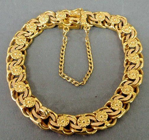 Ladies 14k gold bracelet with rosette detail and a: Ladies 14k gold bracelet with rosette detail and a fixed ring for a charm, approx. 7"l., 29.1 grams.