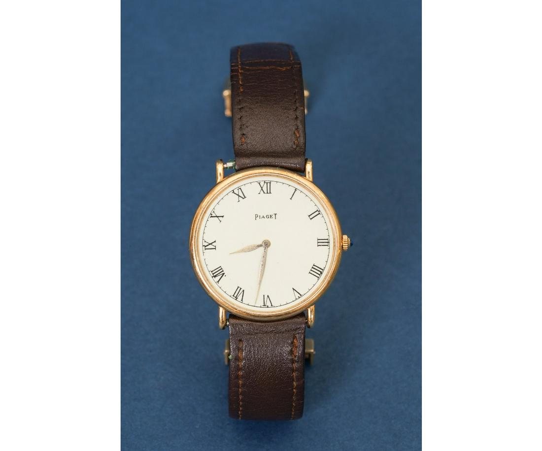 MEN'S PIAGET 18K GOLD WATCH: Men's Piaget 18k gold Swiss wrist watch with sapphire colored winder, serial #: 812216, 18 jewels. Approx 1.25"dia dial / approx length 6.75"l / 23 dwt (with band)