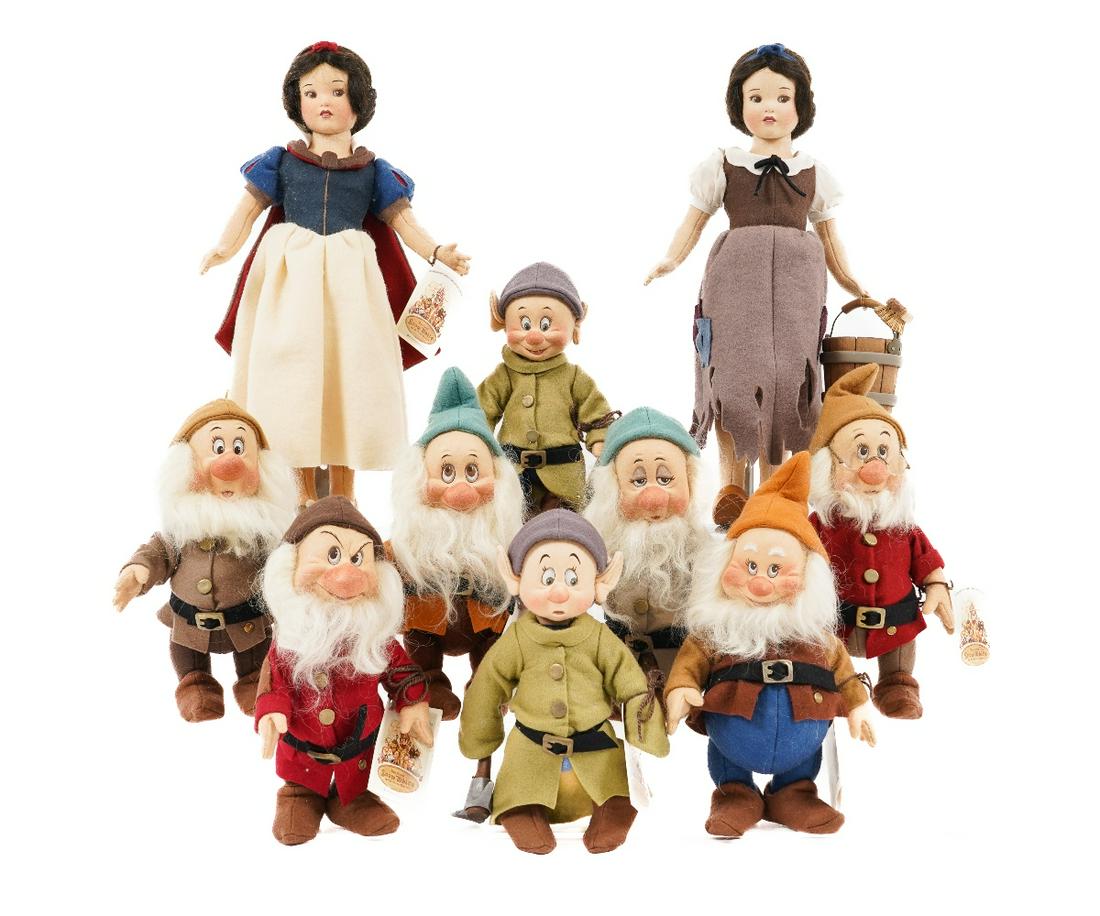 R JOHN WRIGHT SNOW WHITE & SEVEN DWARFS: R. John Wright complete 9 piece set of Walt Disney's "Snow White and the Seven Dwarfs" dolls to include Snow White Princess and Snow White 'Rags'; together with Happy, Sleepy, Grumpy, Dopey, Sneezy, B