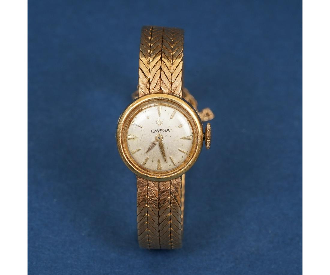 LADIES OMEGA 18K WATCH: Ladies Omega Swiss 18k gold case wrist watch with manual wind. Band: 4.5"l approximately