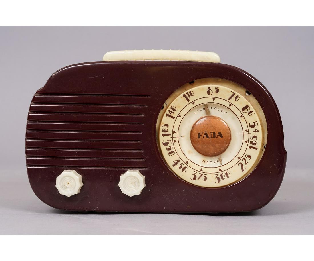 FADA 700 CLOUD CATALIN RADIO: Fada 700 "Cloud" catalin tabletop, 2-knob am radio with handle, horizontal grill and a round dial, circa 1946. 6.5"h x 10.5"w x 5.5"d