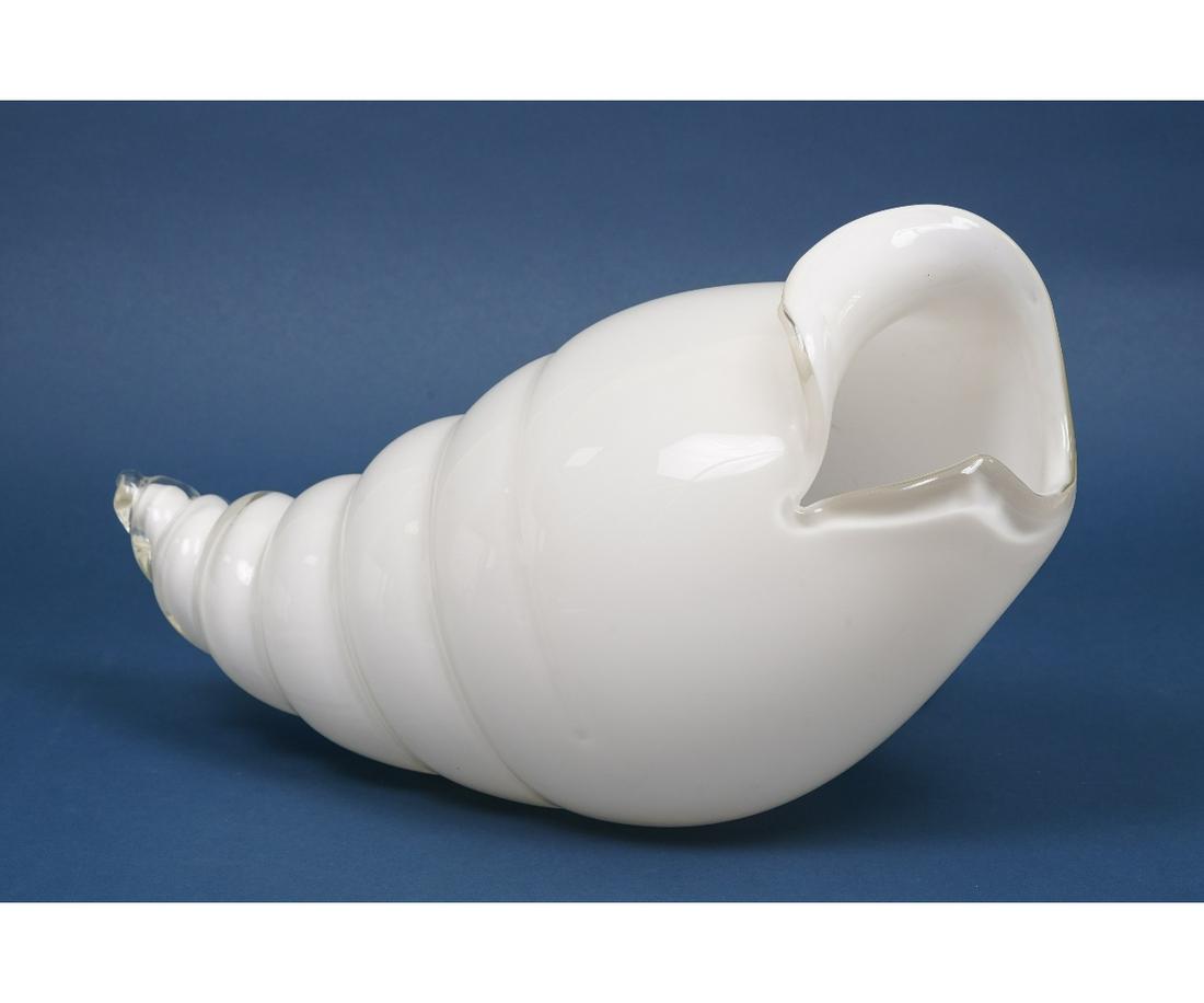 LINO TAGLIAPIETRA LAMP: Lino Tagliapietra shell form Murano sommerso glass lamp, circa 1985. 11"h x 18"w