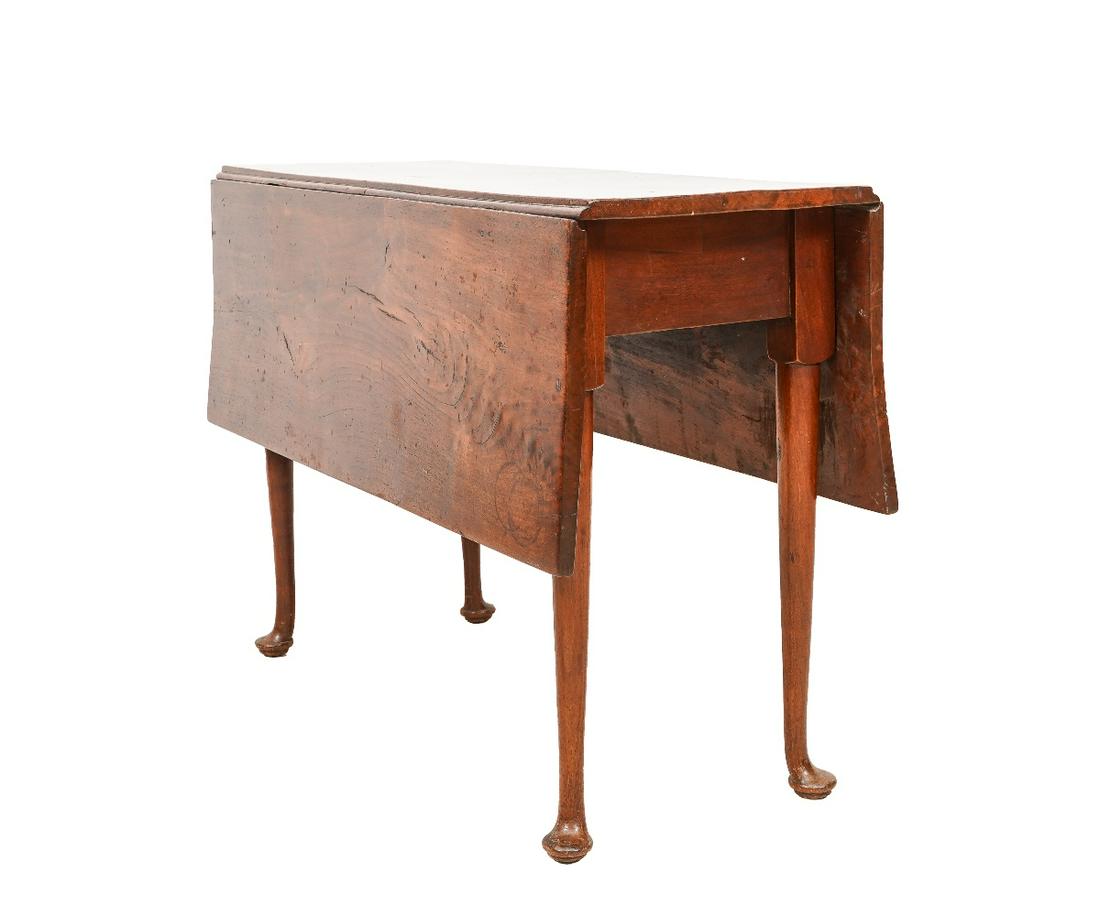 QUEEN ANNE DROP-LEAF TABLE: American Queen Anne walnut drop-leaf table, 18th c. 29"h x 42.5"w x 42"d