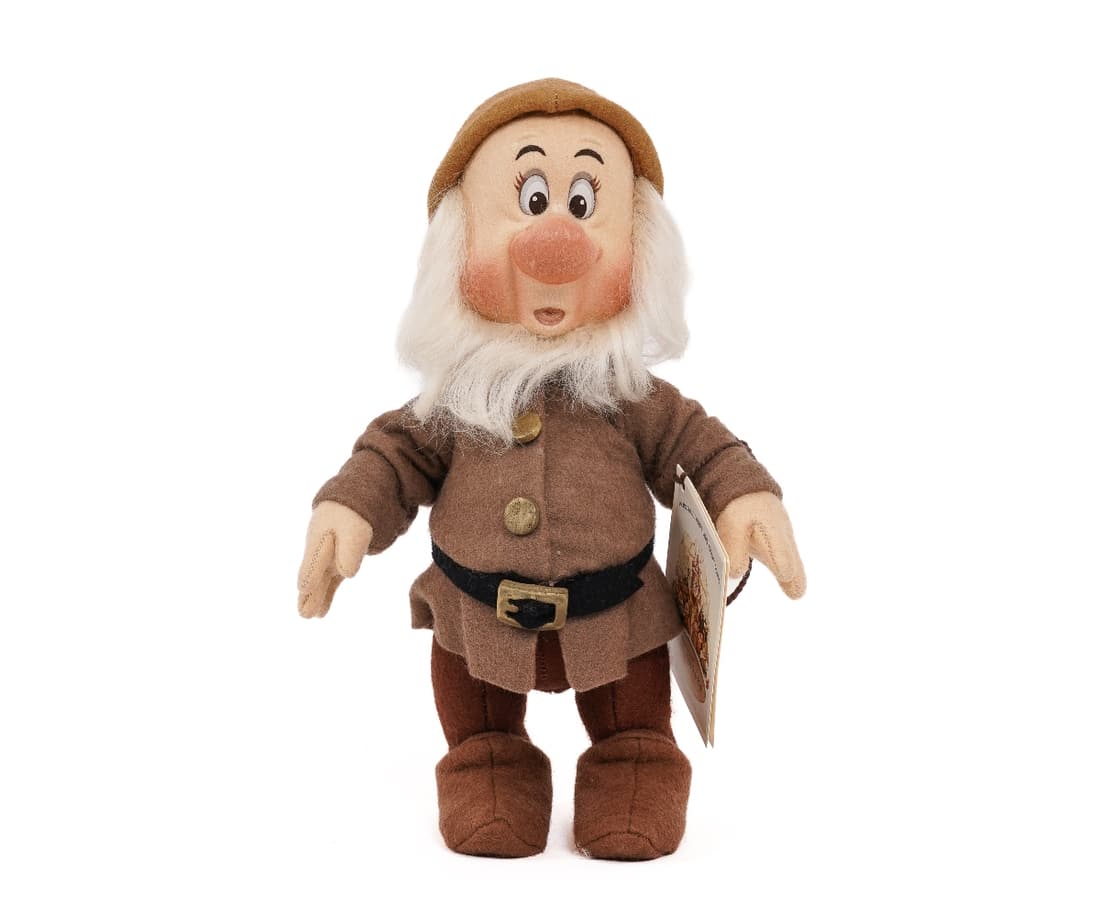 R. JOHN WRIGHT SNEEZY: R. John Wright Sneezy, limited edition 2055 of 2500 with special booklet. 9"h Release date: 1989-1994