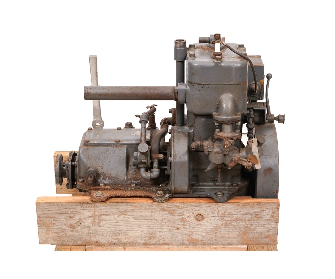 UNIVERSAL GASOLINE BOAT ENGINE (1 of 7)