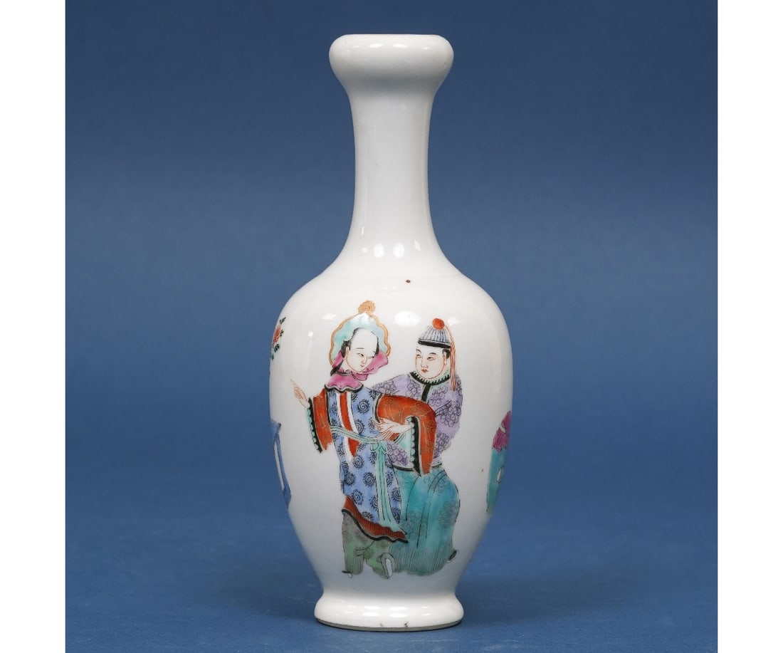 CHINESE PORCELAIN VASE (1 of 7)