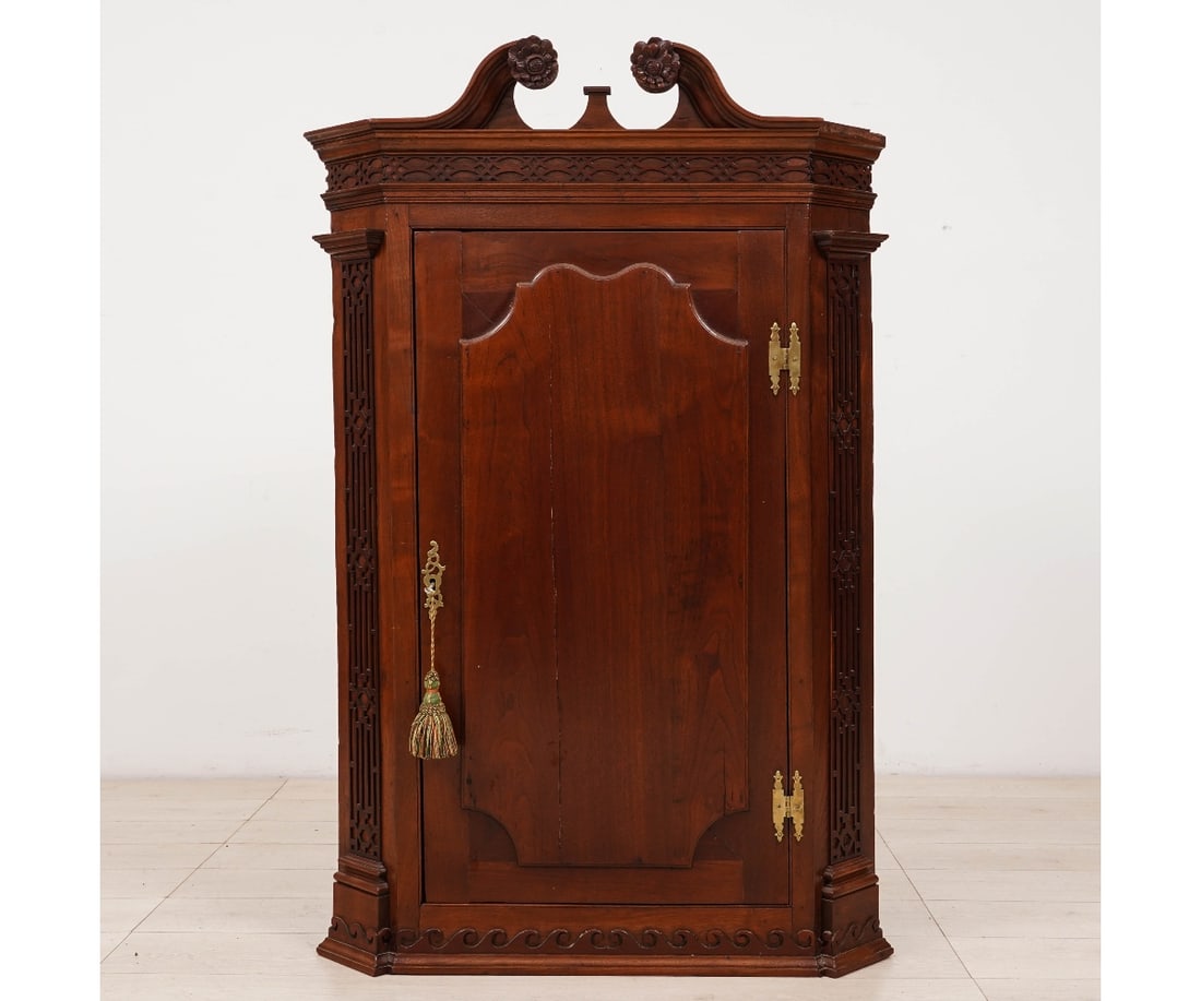 GEORGE III HANGING CORNER CUPBOARD (1 of 11)