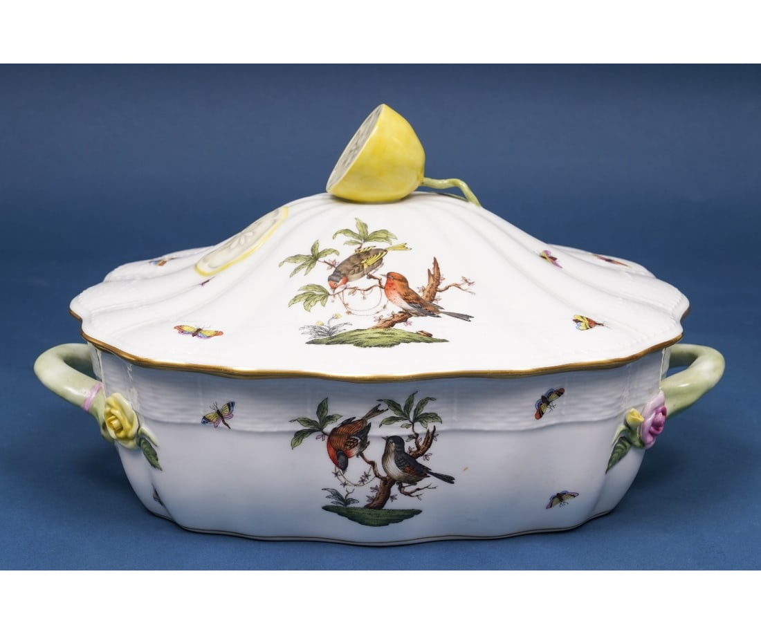 HEREND TUREEN: Herend tureen in the "Rothchild Bird" pattern. 7"h x 13"w x 11"d