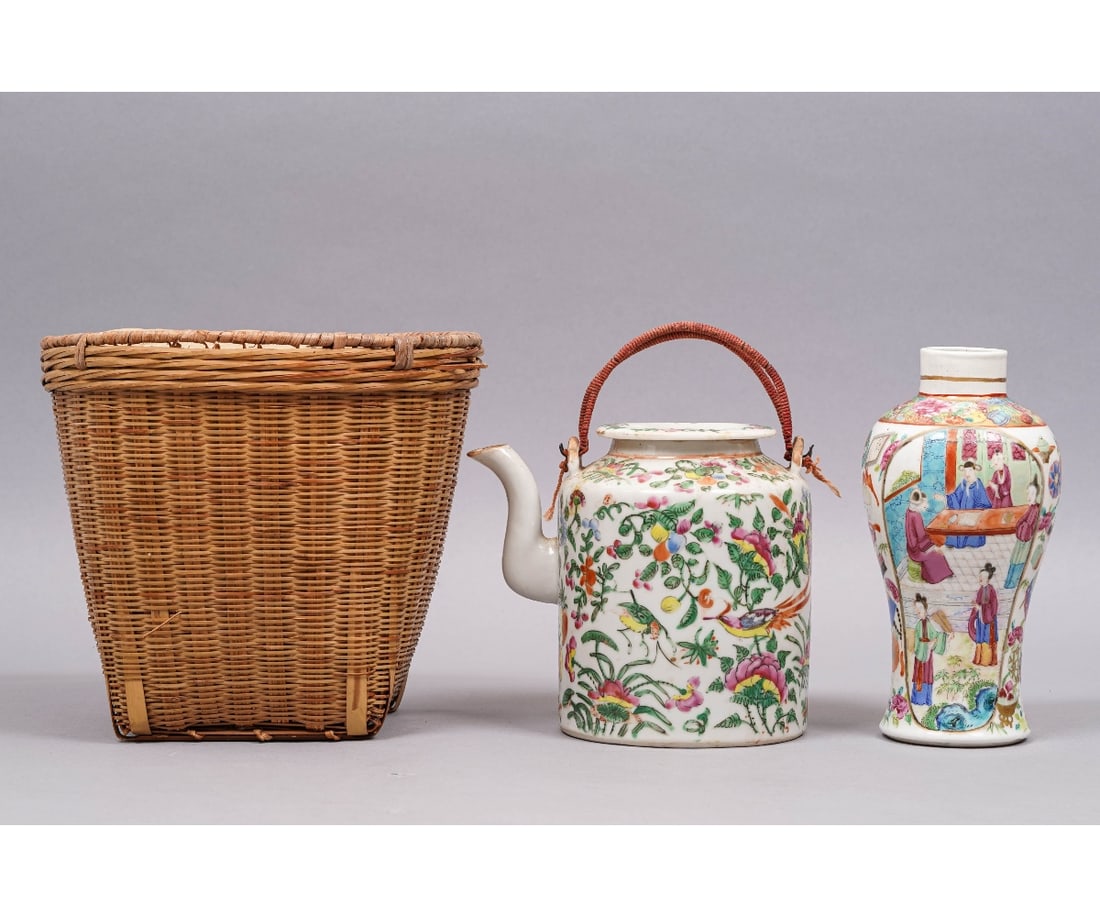 CHINESE ROSE MEDALLION URN (1 of 10)