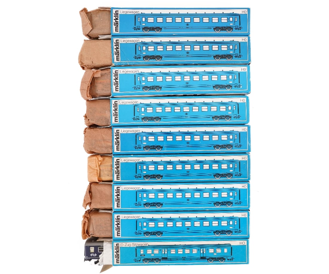 NINE MARKLIN HO CARS (1 of 3)