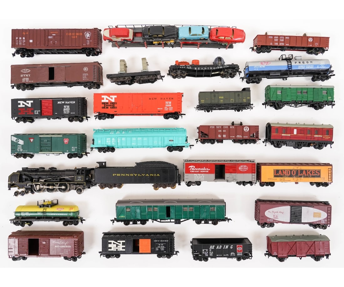 HO ELECTRIC TRAINS: HO electric locomotive "La Chapelle" and 25 freight cars etc. from various makers. 26 pieces total.