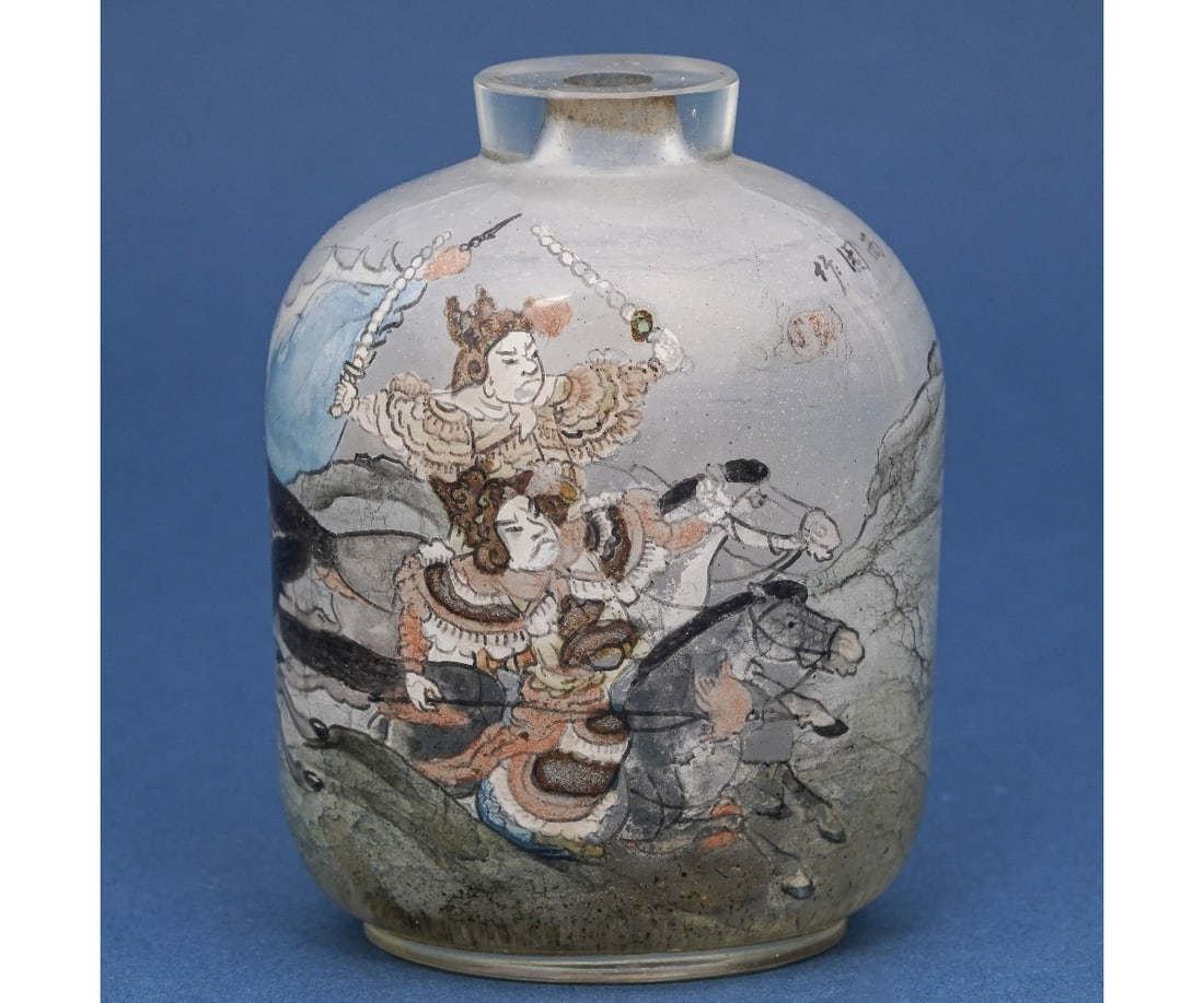 LARGE CHINESE SNUFF BOTTLE (1 of 7)