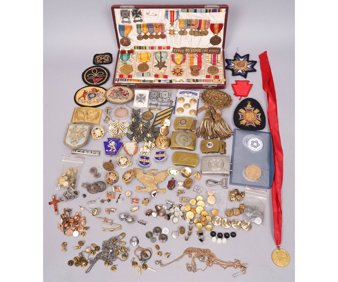 U.S. MILITARY INSIGNIAS (1 of 4)