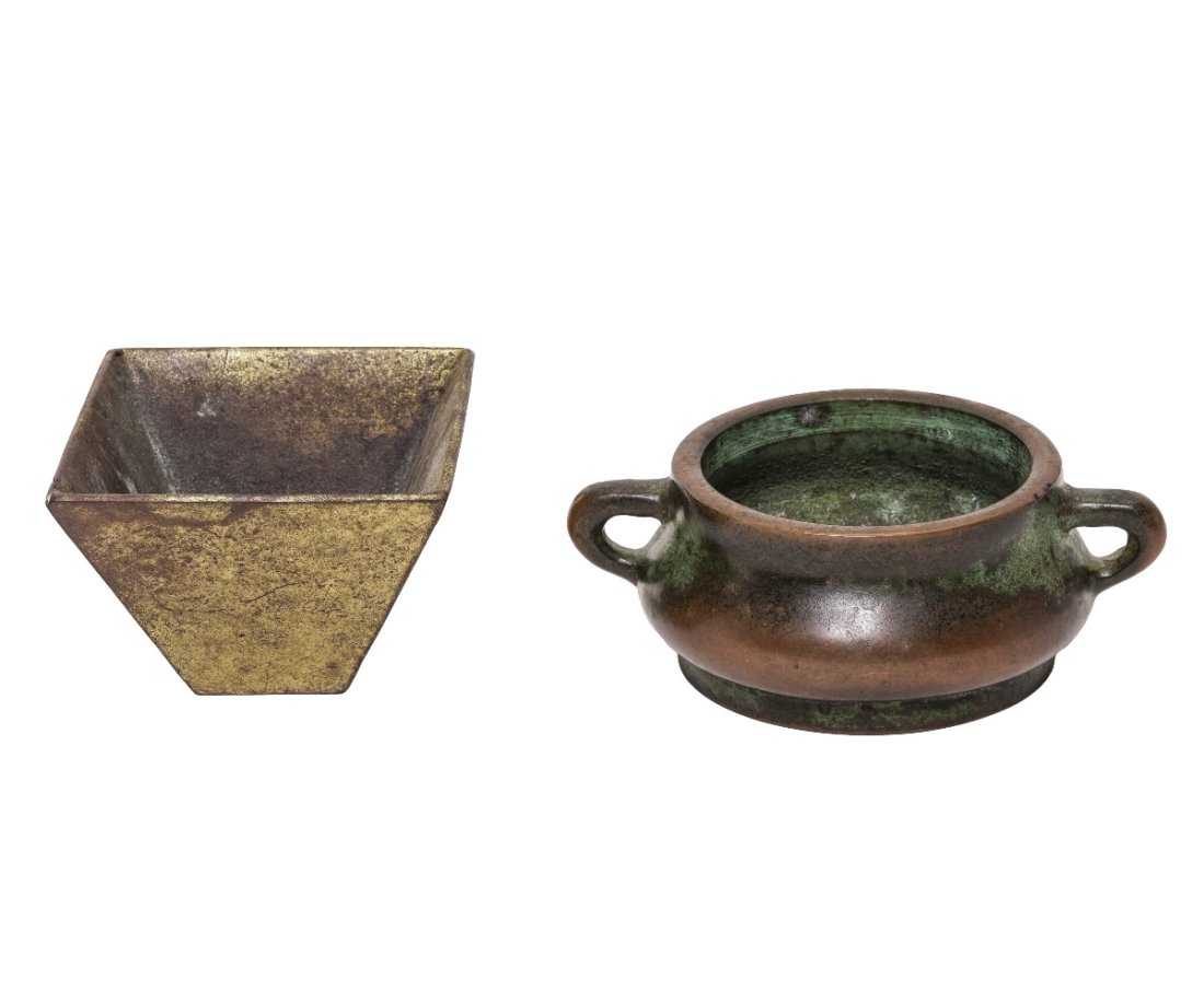TWO CHINESE BRONZE POTS (1 of 7)