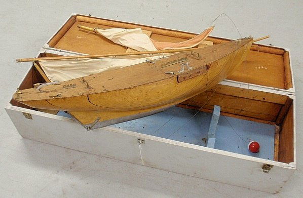 Mahogany pond model with brass and metal fittings and: Mahogany pond model with brass and metal fittings and lead keel, and all in a fitted wood carrying box. Approx. 48"h.x39"l.x9.5"w.