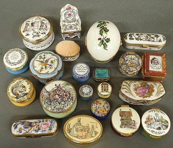 Twenty-one 20th c. porcelain pillboxes, etc., mostly: Twenty-one 20th c. porcelain pillboxes, etc., mostly Limoges, the egg with holly decoration 2.25"h.x3.5"l.