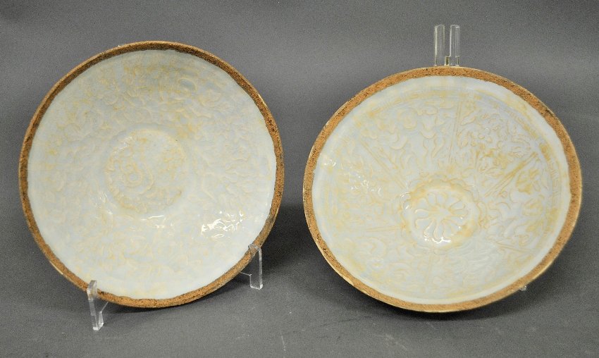 Chinese pottery deep bowl decorated with human figures,: Chinese pottery deep bowl decorated with human figures, 2.75"x7.75", and another bowl 7.5"dia.