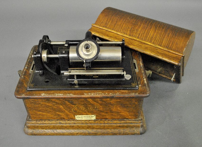 Edison oak cased phonograph model C. 11"h.x12.5"w.x9"d.: Edison oak cased phonograph model C. 11"h.x12.5"w.x9"d.