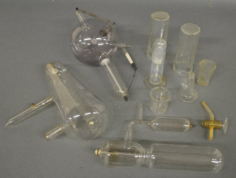 Ten pieces of scientific glassware vessels, some with (1 of 1)