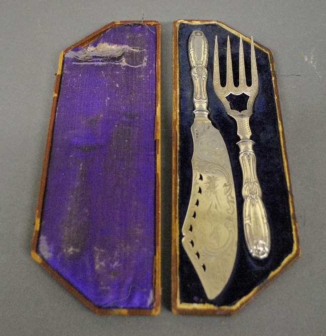 English silver plate fish slice service & knife. 12”l. (1 of 1)