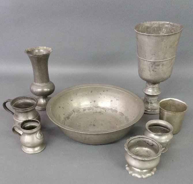 Grouping of early pewter tableware to include a basin (1 of 2)
