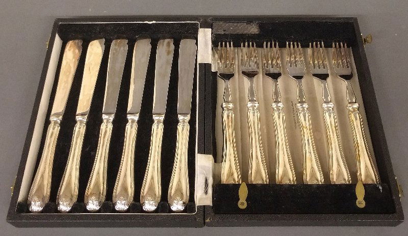 Mappin & Webb cased fish service for six. Each piece: Mappin & Webb cased fish service for six. Each piece approx. 8 inches long.