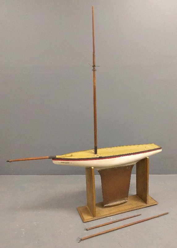 Pond model of the straight line racer Resolute (1 of 2)