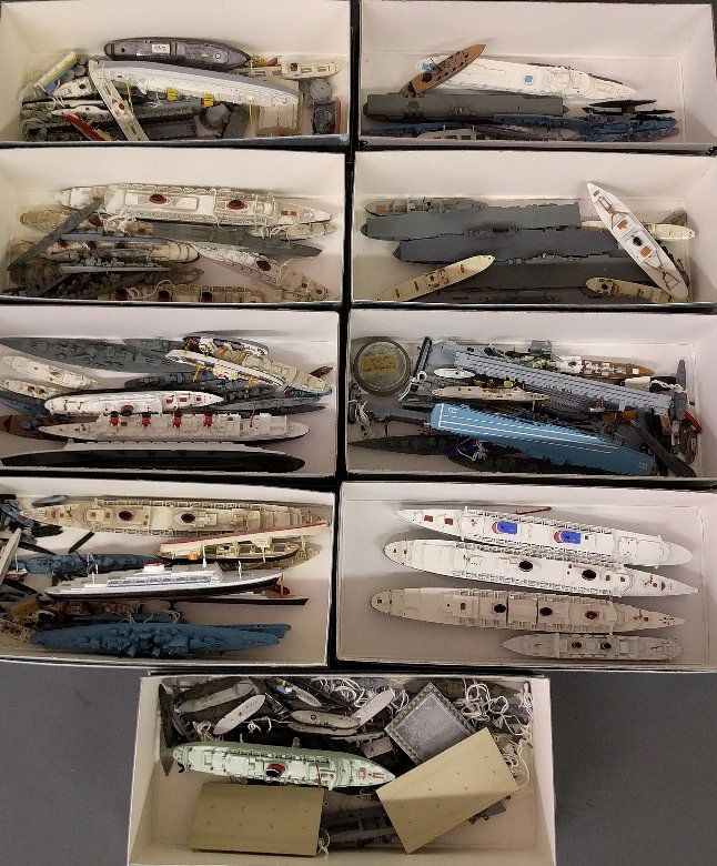 Large grouping of US Navy recognition ship models mixed: Large grouping of US Navy recognition ship models mixed with post war era models. As found. Longest: Approx.10 1/2 inches long.