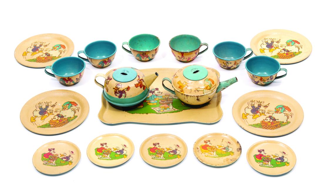 A Donald Duck Picnic Tin Tea Set by Ohio Art. (1 of 5)