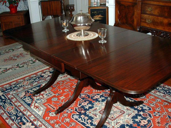 Antique Regency-style mahogany dining table: Ca 1900, triple Duncan Phyfe base