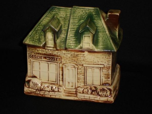 McCoy Cookie House cookie jar: Ca 1960s. H: 8-1/2", w: 8-1/2", d: 6"