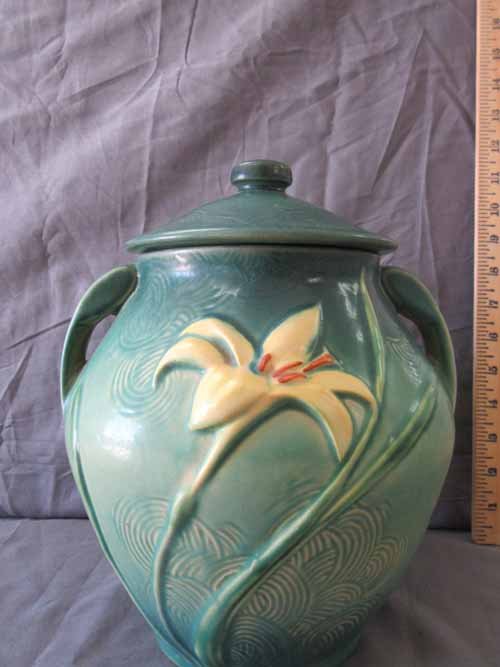 Roseville Pottery Cookie Jar (1 of 5)