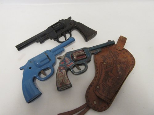 Lot of vintage toy guns: -Vintage Wyandotte Red Ranger Clicker Toy Gun 8"-Ideal plastic revolver style cap gun-Blue ‘clicker’ revolver
