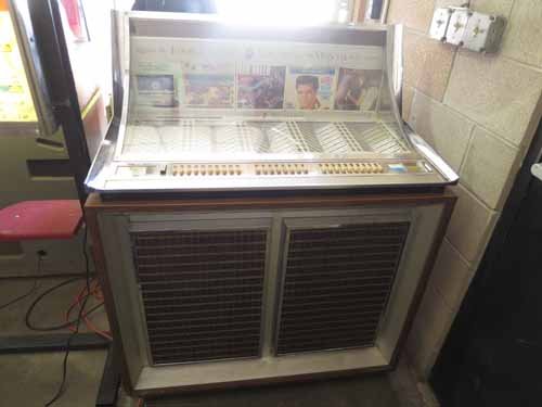 Vintage Seeburg LP Console Juke Box 50x39.5x23 inches: Vintage Seeburg LP Console Juke Box 50x39.5x23 inches Serial Number 1317047