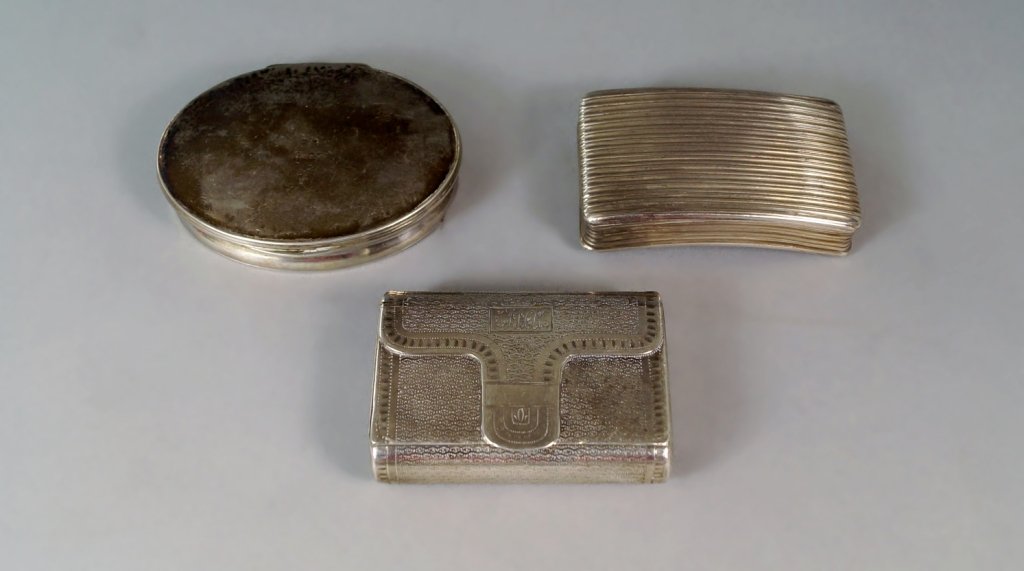 An Irish silver snuff box, Dublin c.1813, by James Le: An Irish silver snuff box, Dublin c.1813, by James Le Bas, of plain oval form, approx 7.5cm x 6cm, also a George III silver snuff box, Birmingham c.1816, by John Shaw, of in the form of a purse with c