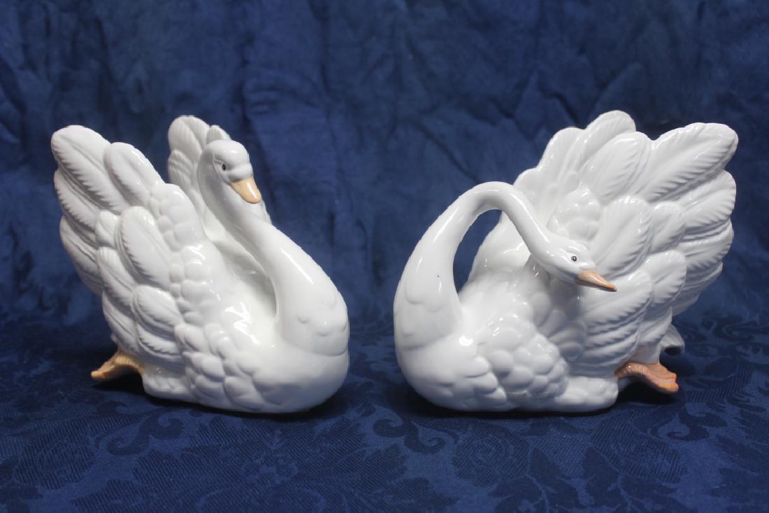 Pair of Fitz and Floyd Swans: Pair of Fitz and Floyd swans. Size: 6" H, 7" L, 4 1/4" W