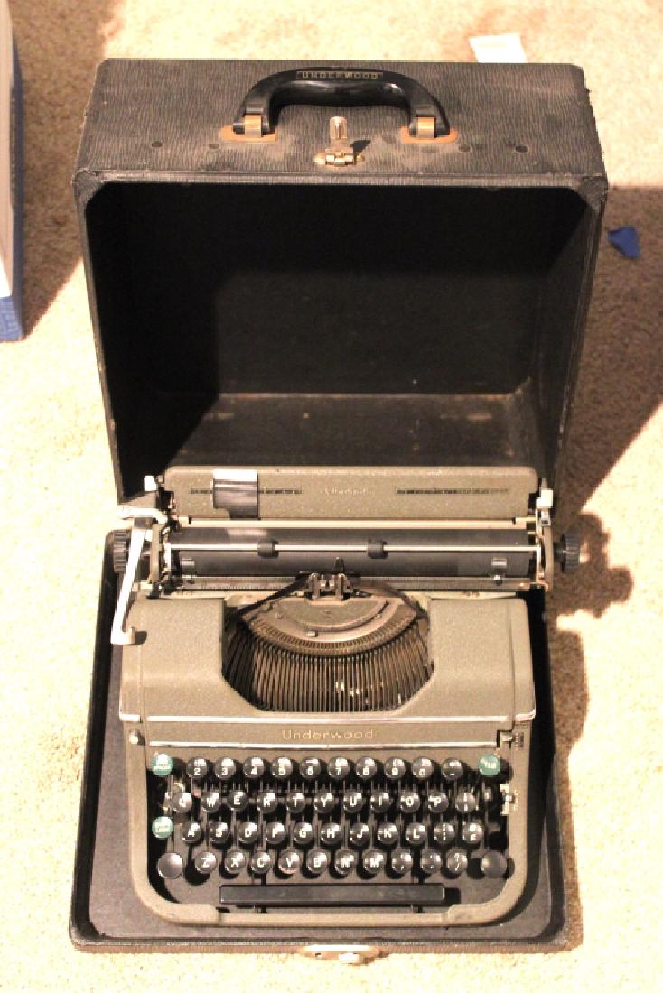 Vintage Underwood Typewrite with Case (1 of 3)